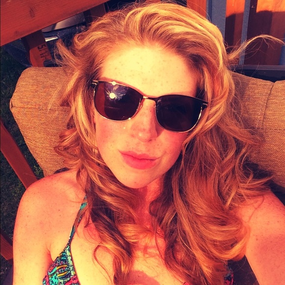 Meet your Posher, Laura - Picture 2 of 3